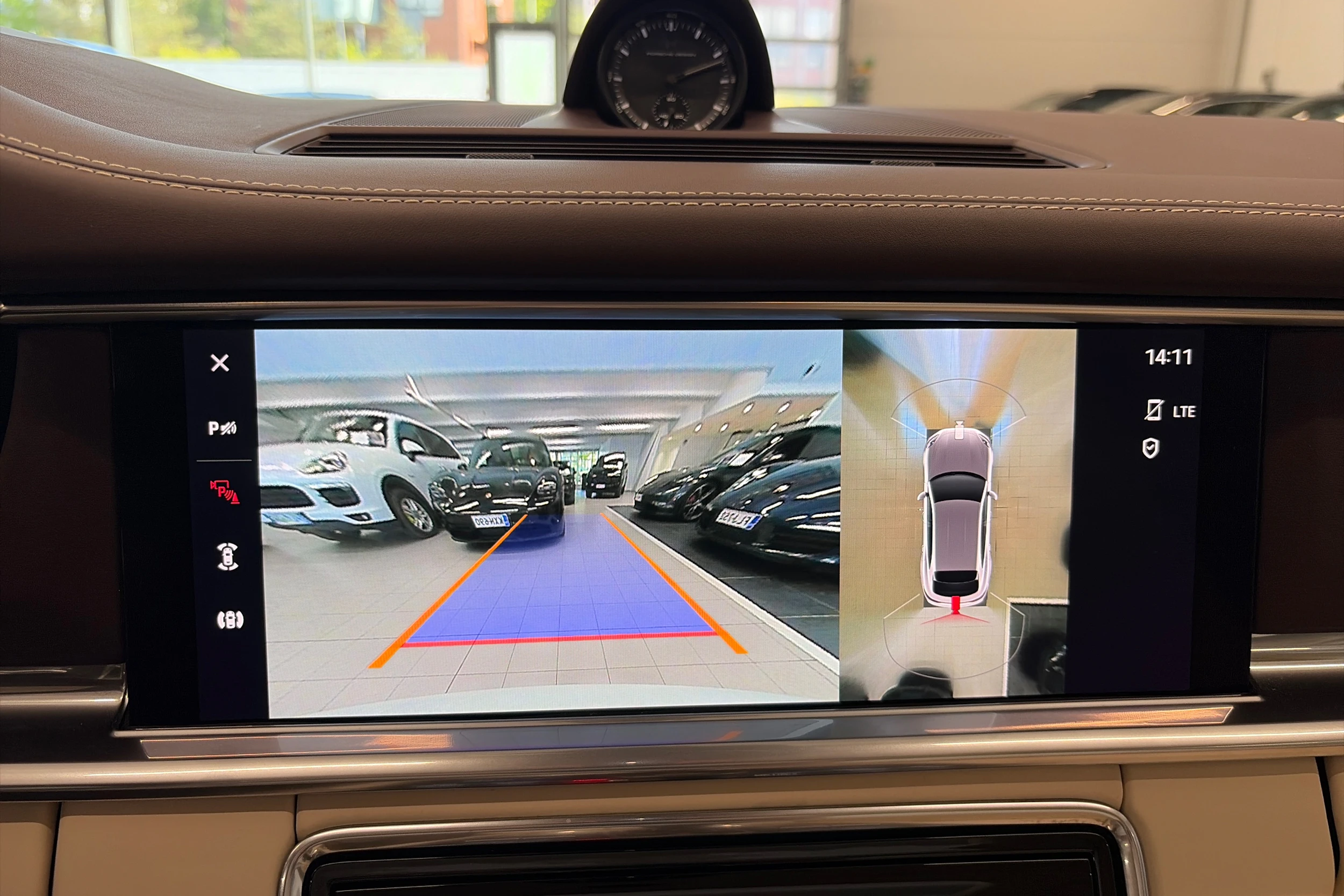 valkoinen Porsche Panamera 2022 kuva 20.