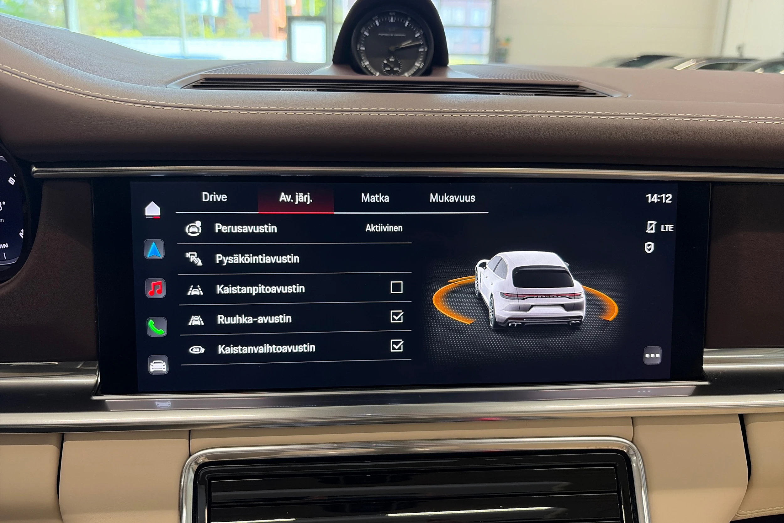 valkoinen Porsche Panamera 2022 kuva 22.