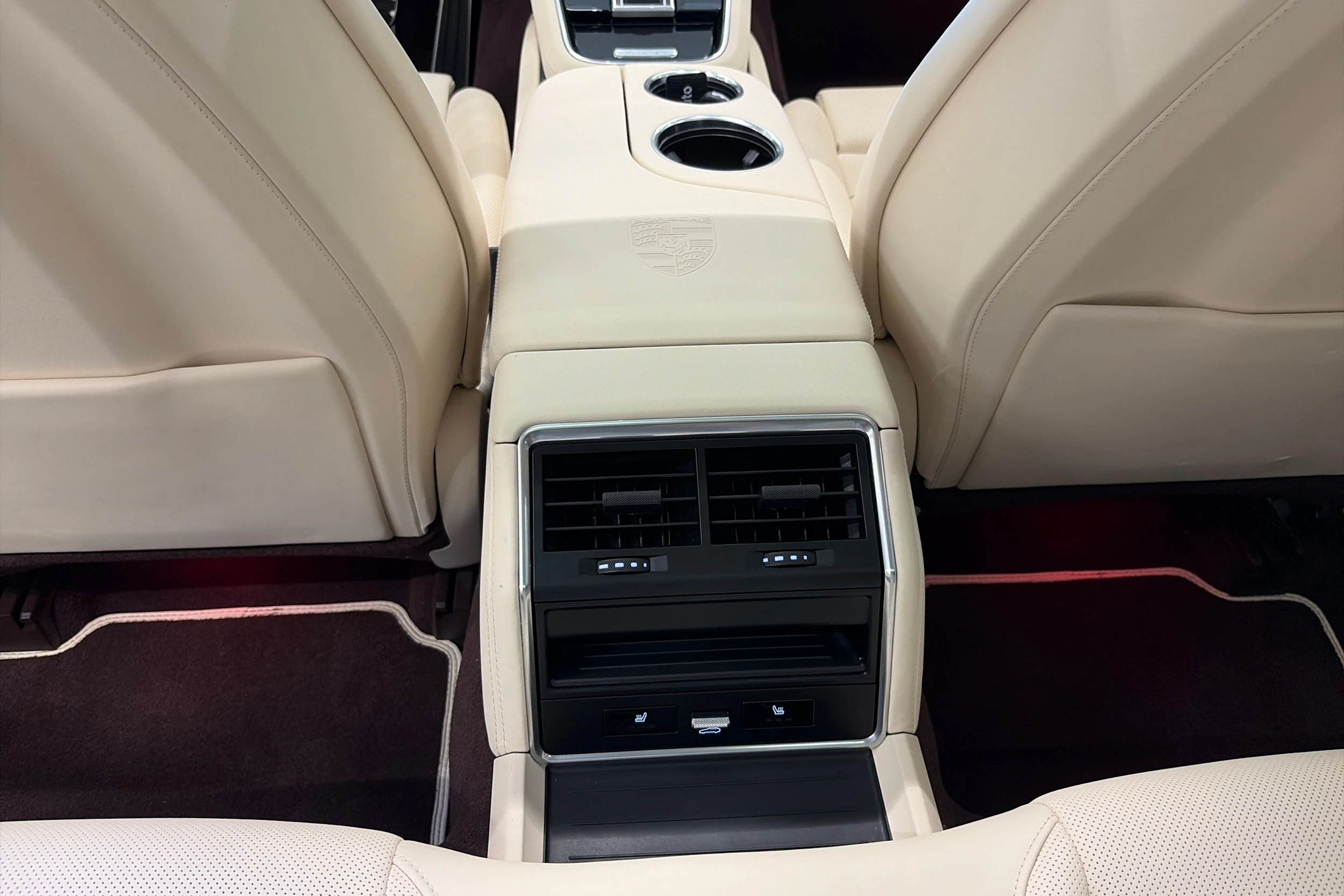 valkoinen Porsche Panamera 2022 kuva 26.