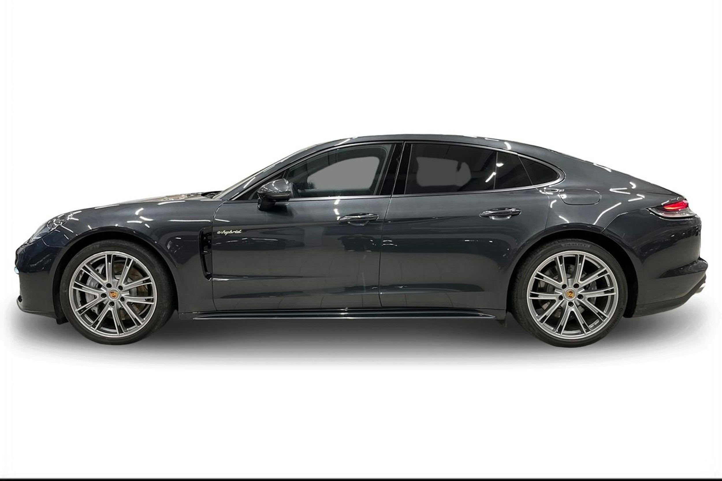 Harmaa Porsche Panamera 2022 kuva 5.