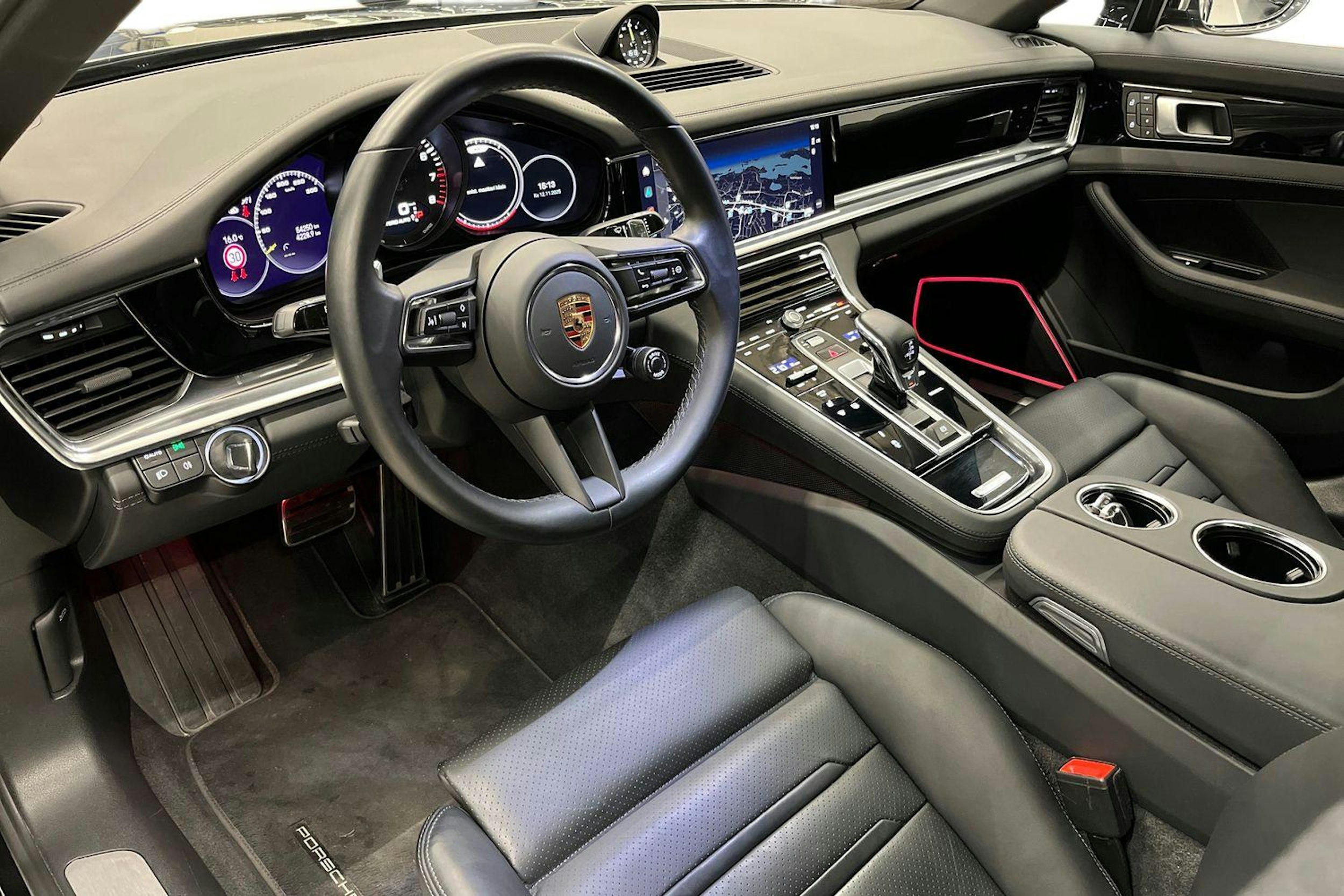 Harmaa Porsche Panamera 2022 kuva 6.