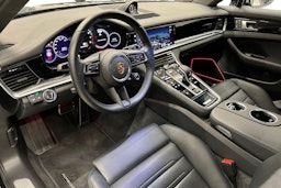 Harmaa Porsche Panamera 2022 kuva 6.
