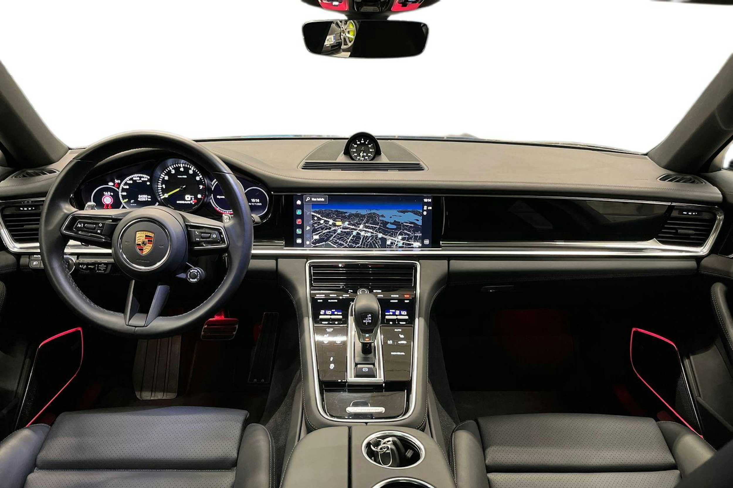 Harmaa Porsche Panamera 2022 kuva 7.