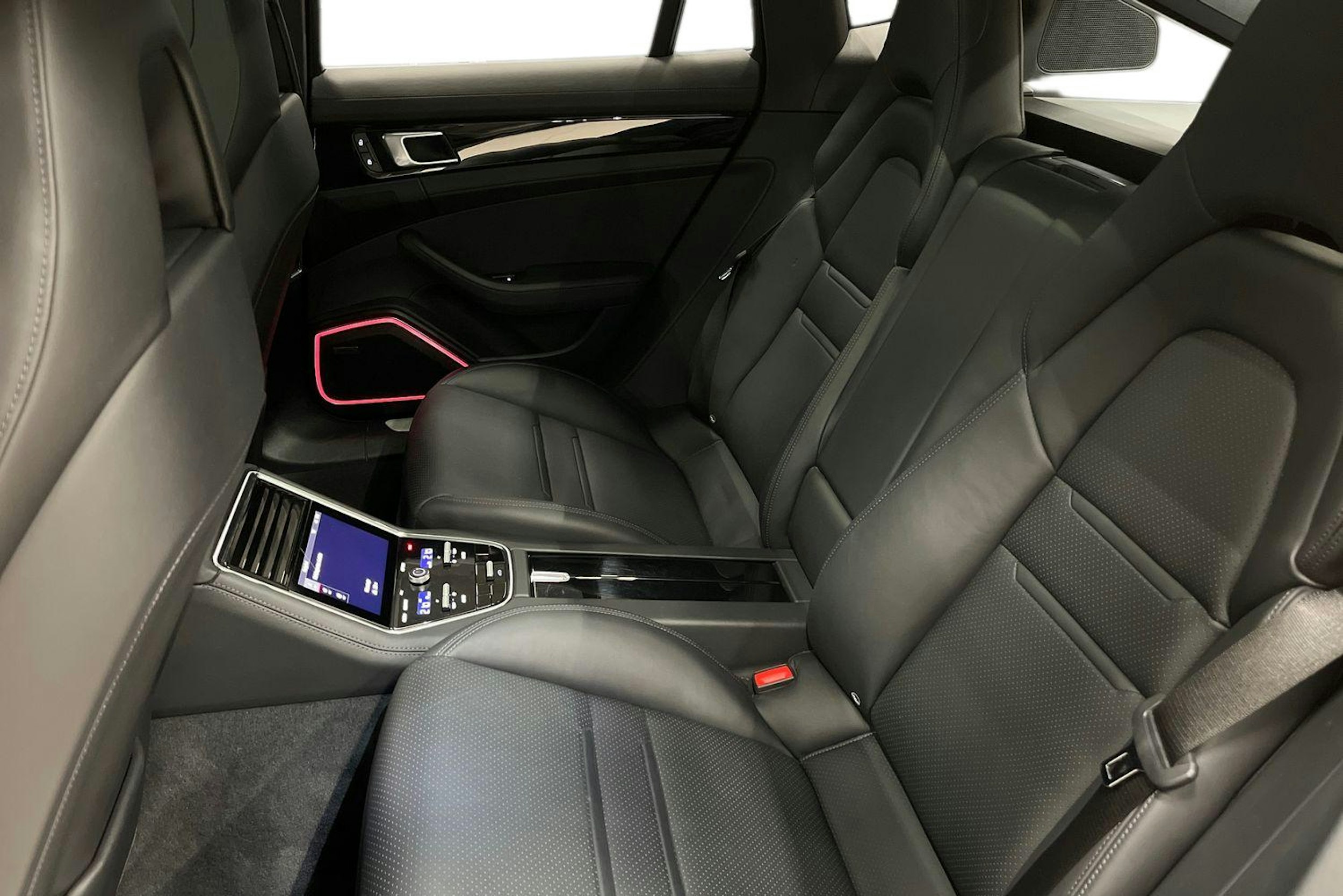 Harmaa Porsche Panamera 2022 kuva 8.