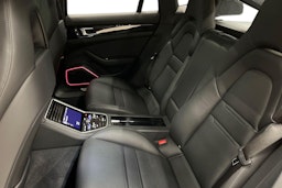Harmaa Porsche Panamera 2022 kuva 8.