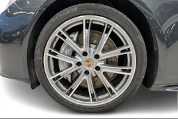 Harmaa Porsche Panamera 2022 kuva 9.