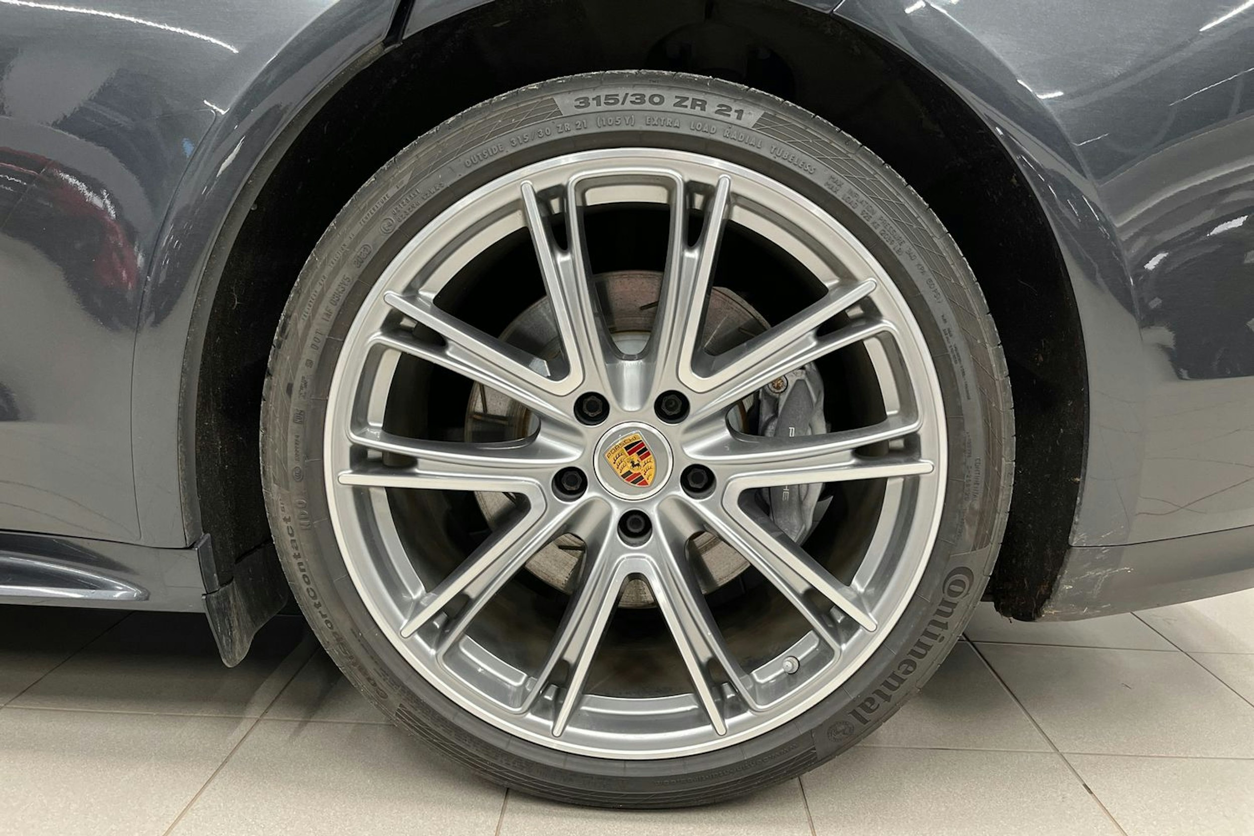 Harmaa Porsche Panamera 2022 kuva 10.