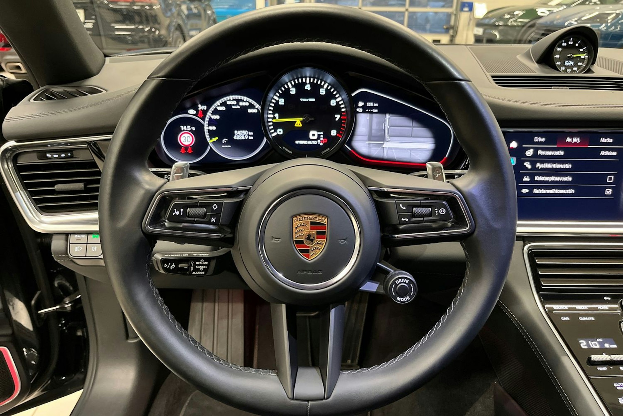 Harmaa Porsche Panamera 2022 kuva 11.