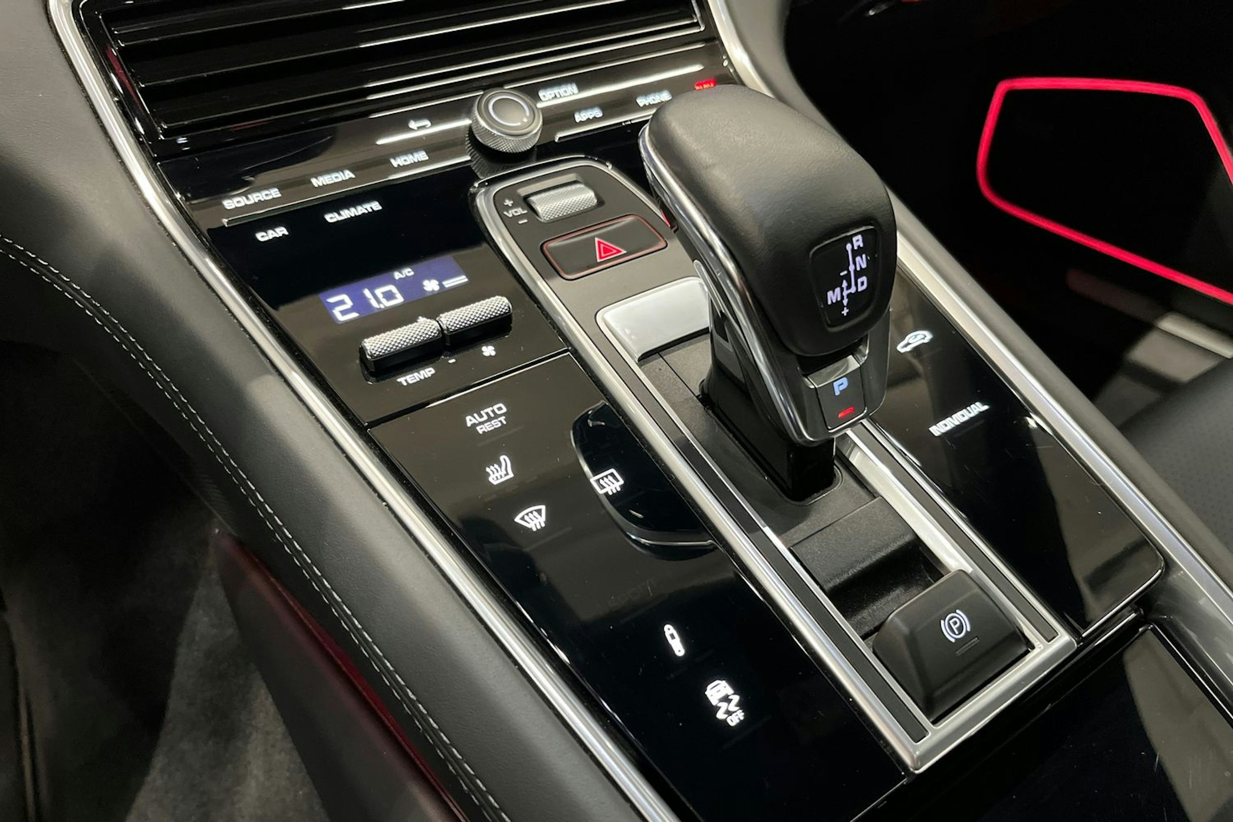 Harmaa Porsche Panamera 2022 kuva 12.