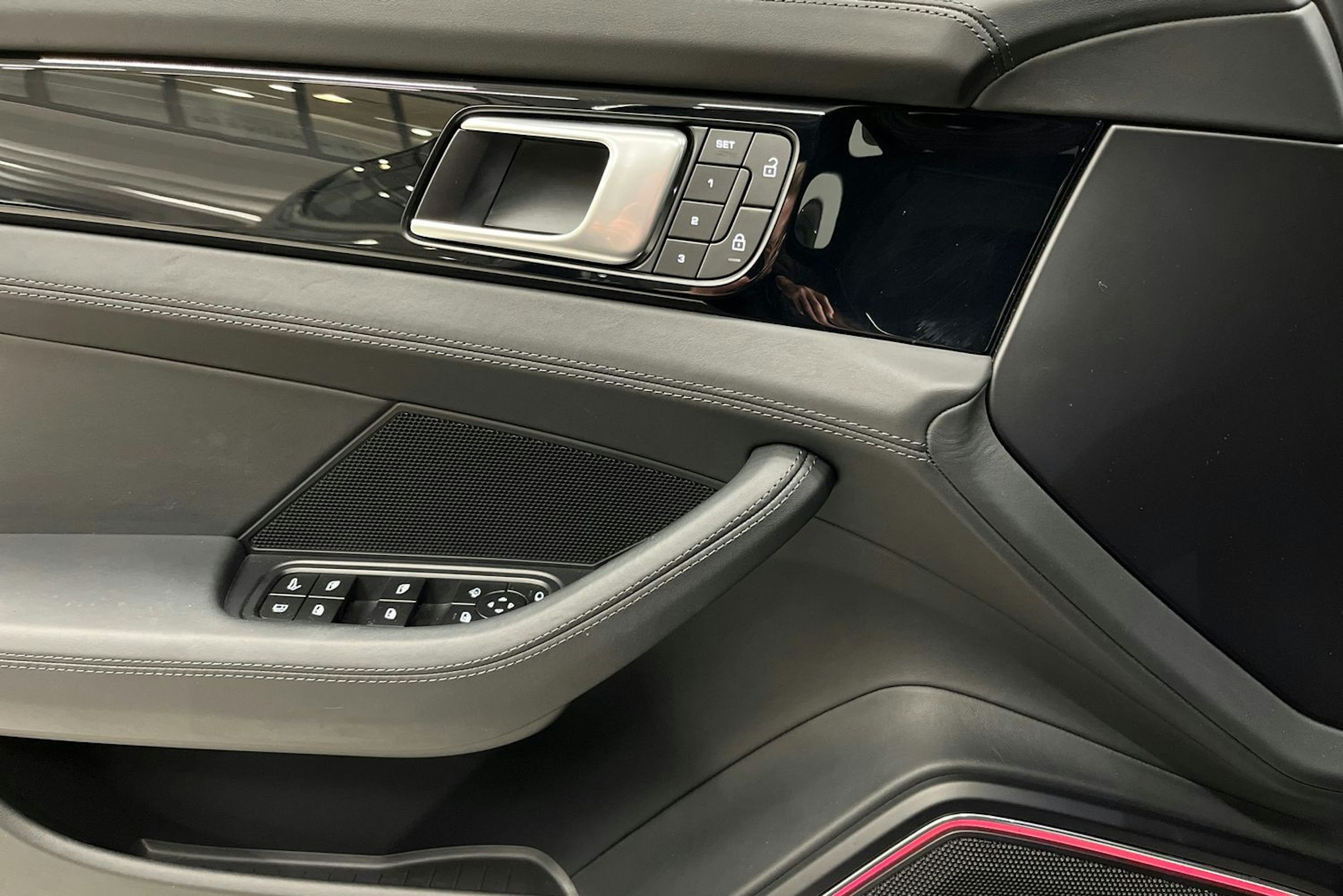 Harmaa Porsche Panamera 2022 kuva 14.