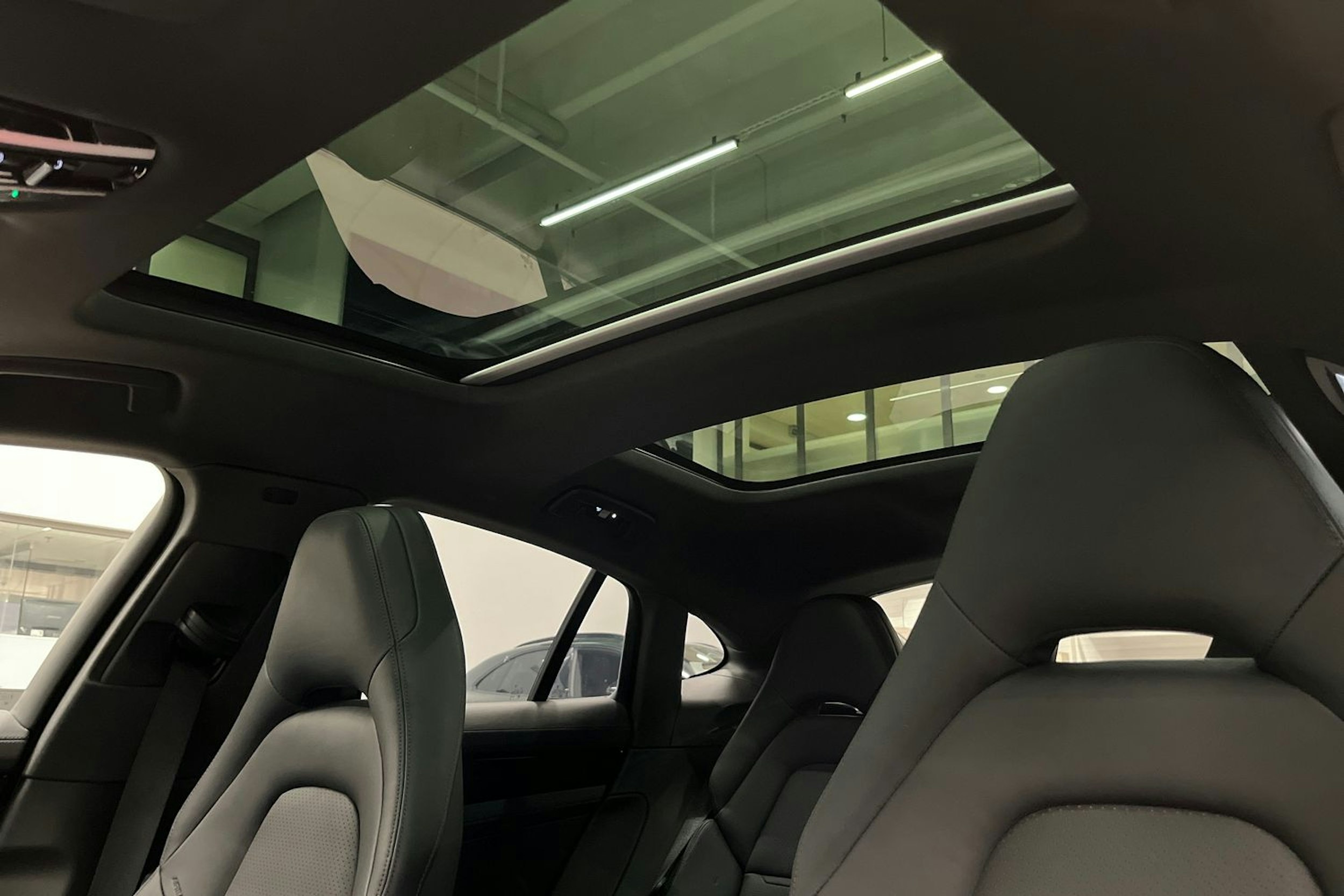 Harmaa Porsche Panamera 2022 kuva 15.