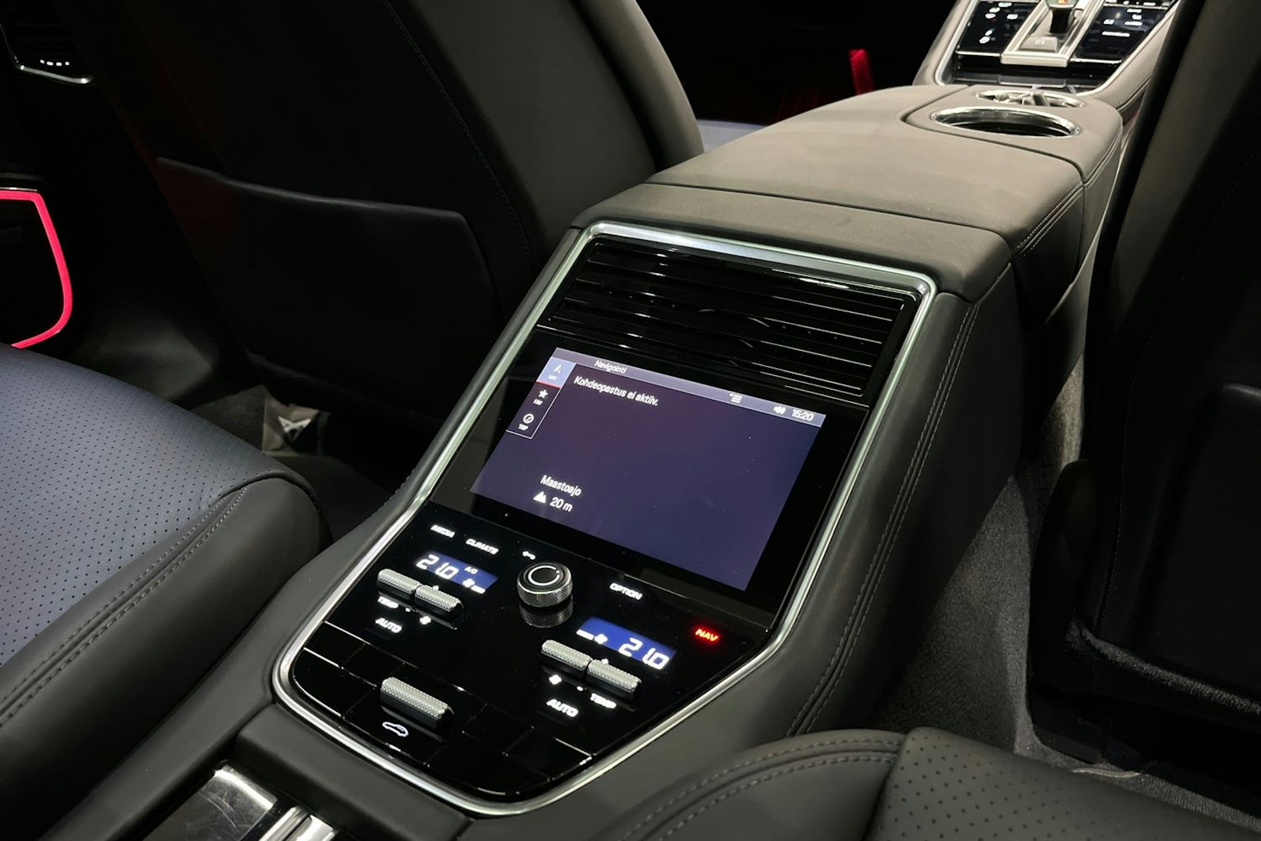 Harmaa Porsche Panamera 2022 kuva 17.