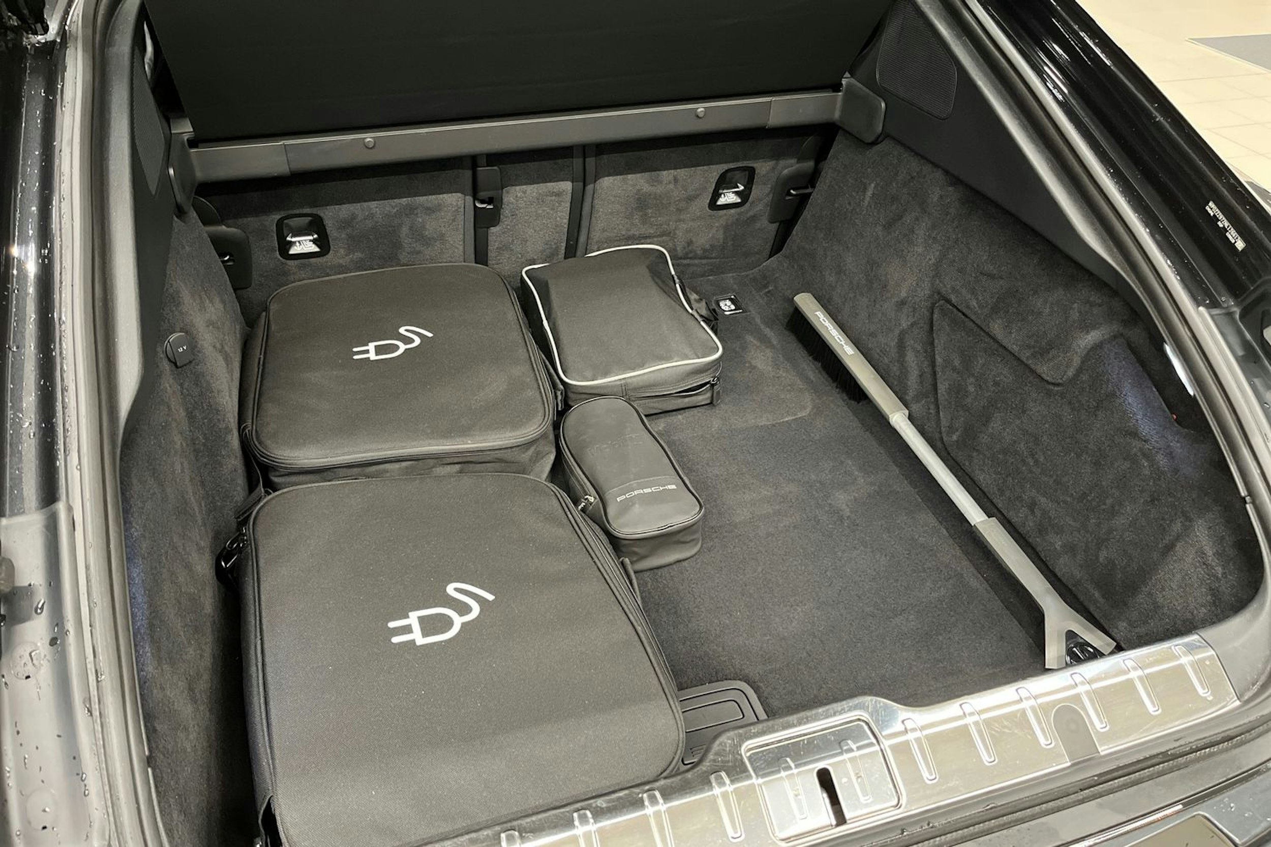 Harmaa Porsche Panamera 2022 kuva 18.