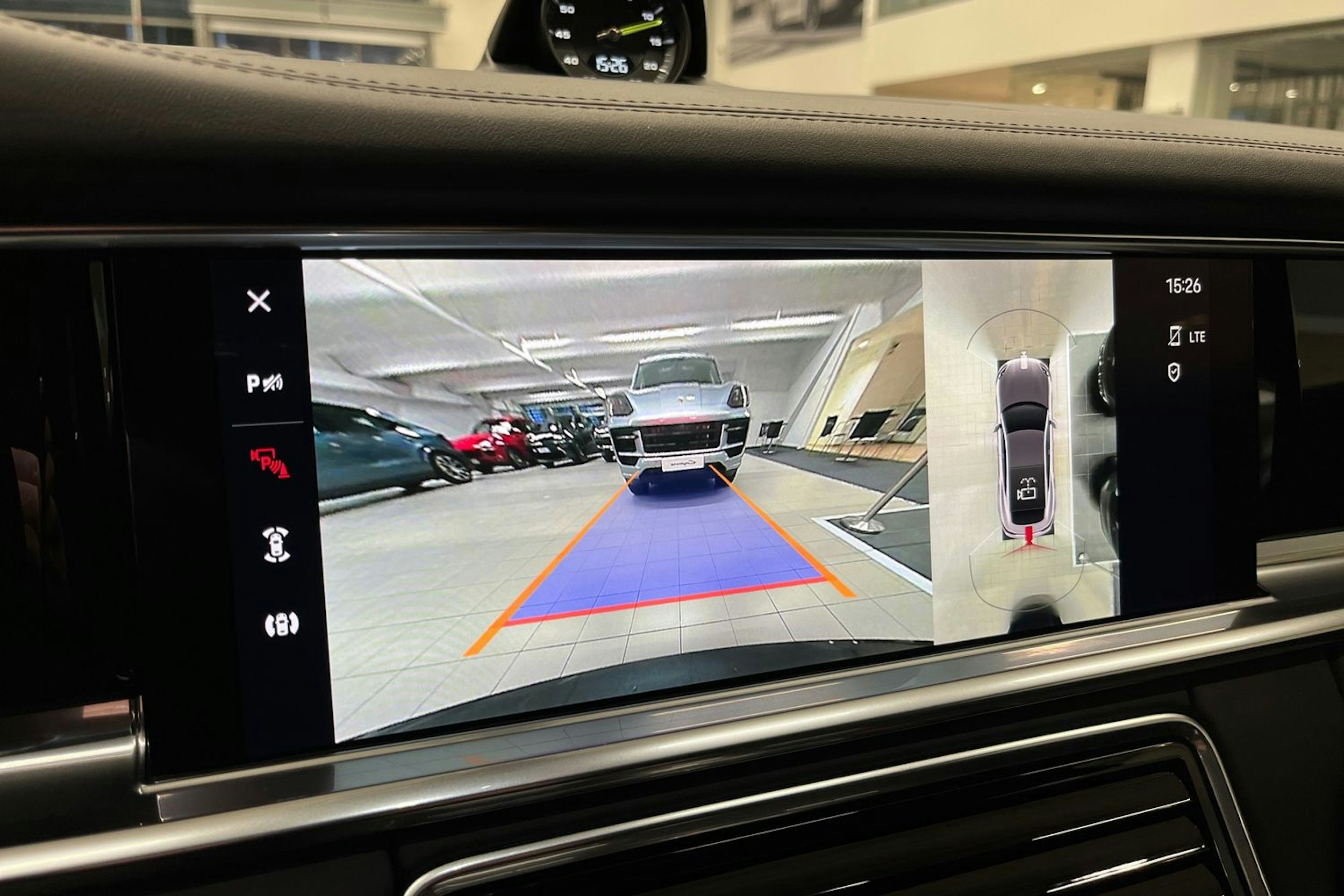 Harmaa Porsche Panamera 2022 kuva 21.