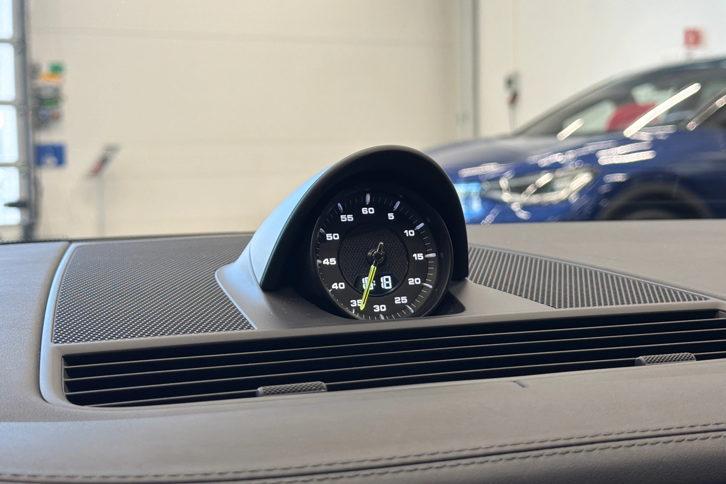 Harmaa Porsche Panamera 2022 kuva 22.
