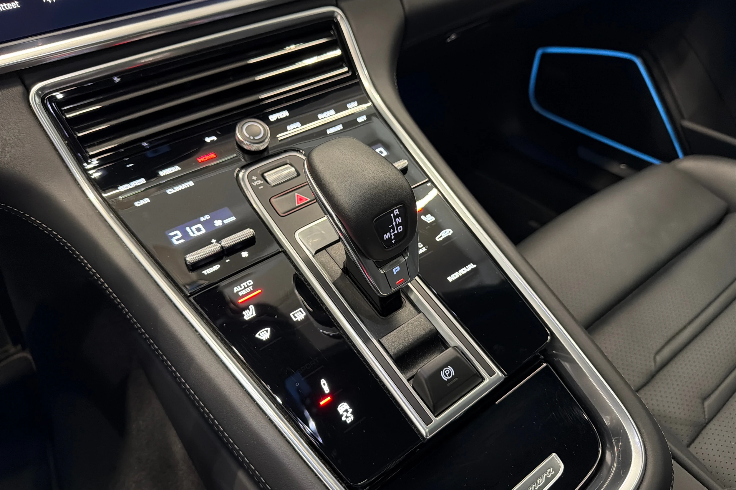Harmaa Porsche Panamera 2022 kuva 23.