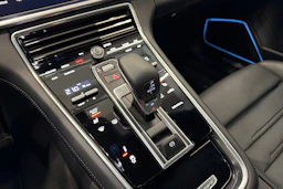 Harmaa Porsche Panamera 2022 kuva 23.