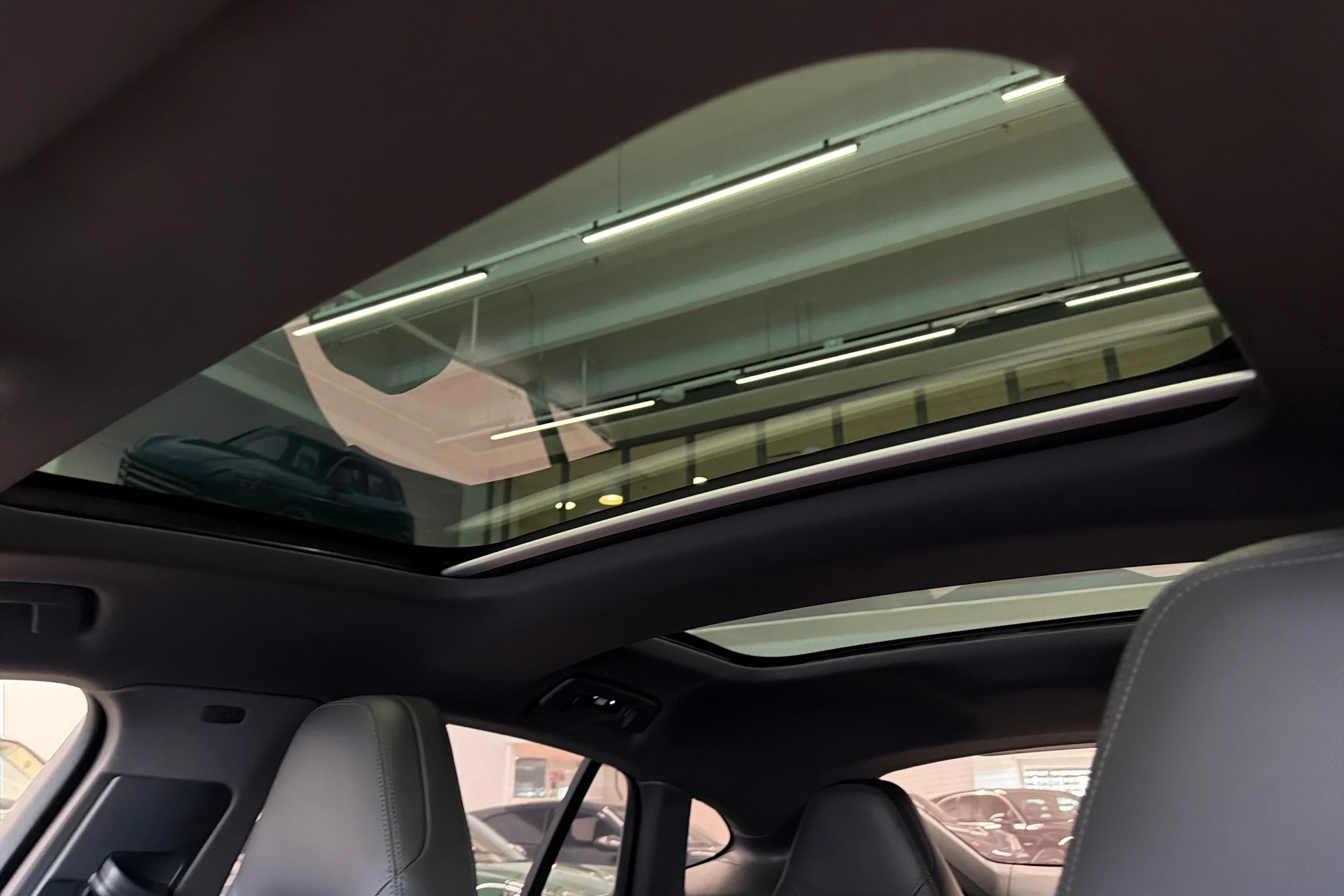 Harmaa Porsche Panamera 2022 kuva 24.