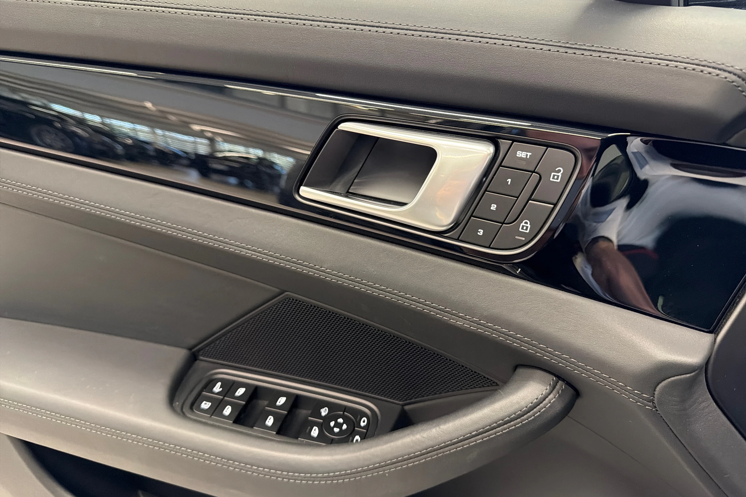Harmaa Porsche Panamera 2022 kuva 27.