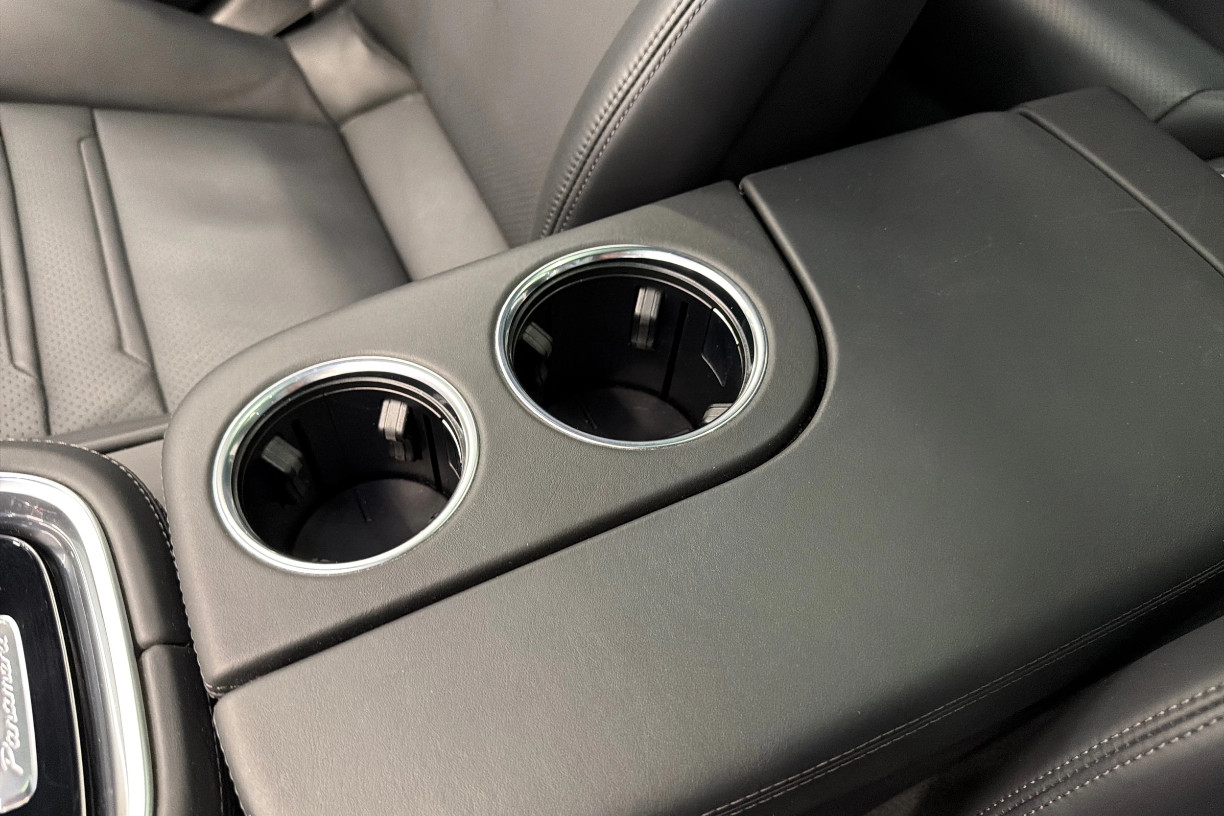 Harmaa Porsche Panamera 2022 kuva 29.