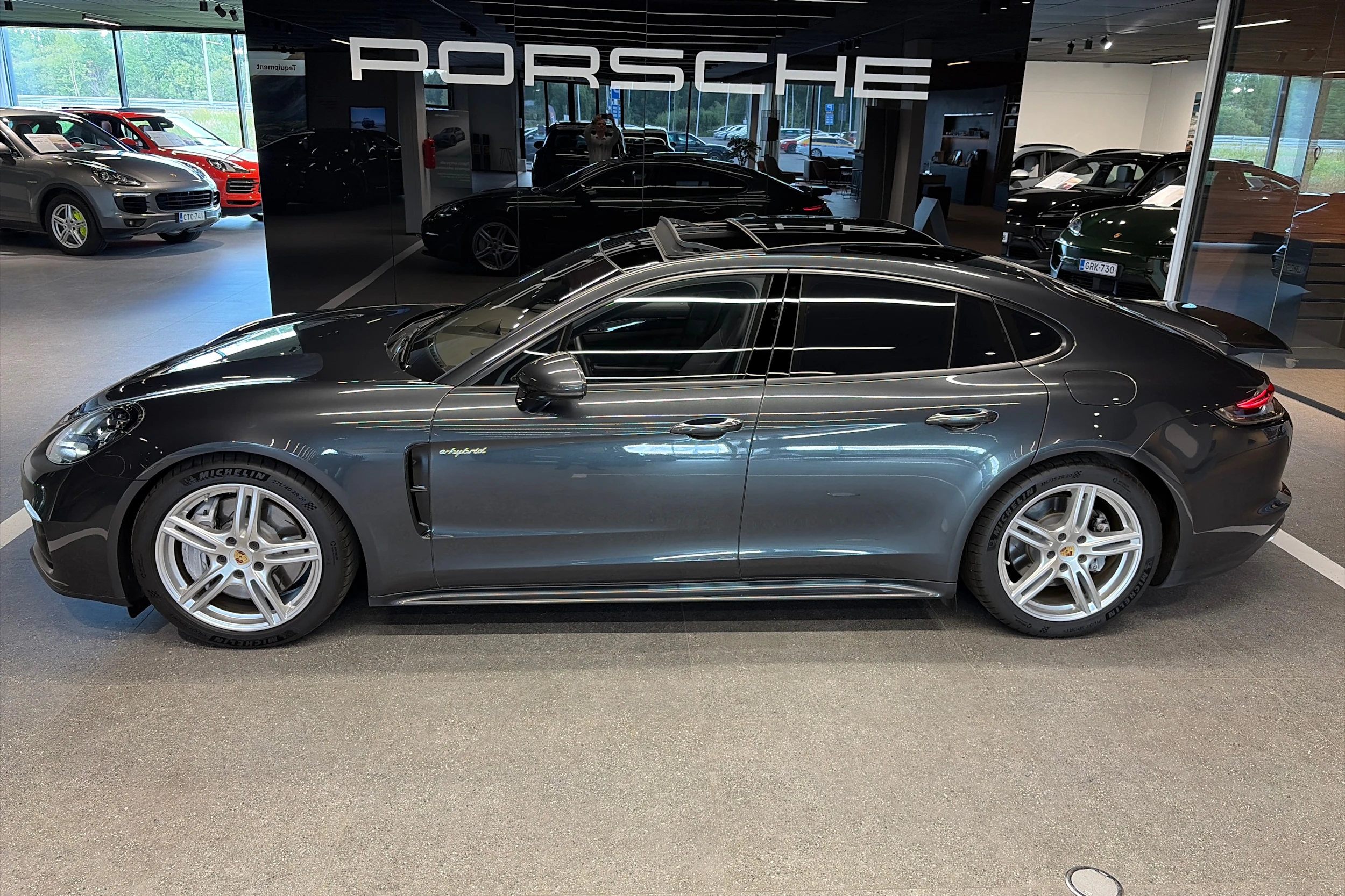Harmaa Porsche Panamera 2022 kuva 30.