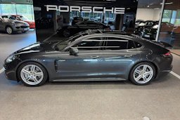 Harmaa Porsche Panamera 2022 kuva 30.