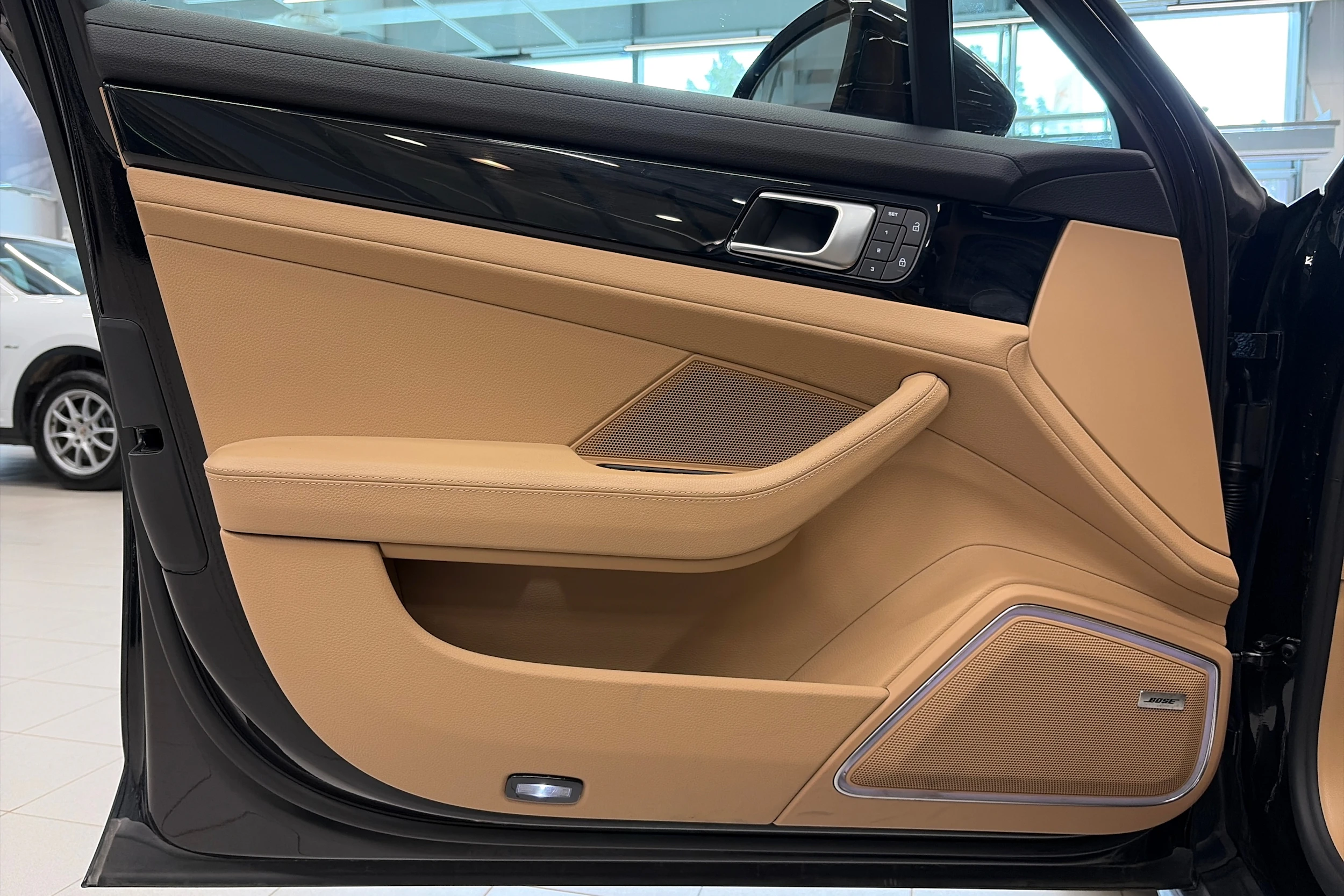 musta Porsche Panamera 2022 kuva 14.