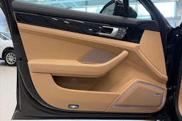 musta Porsche Panamera 2022 kuva 14.