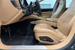 musta Porsche Panamera 2022 kuva 15.