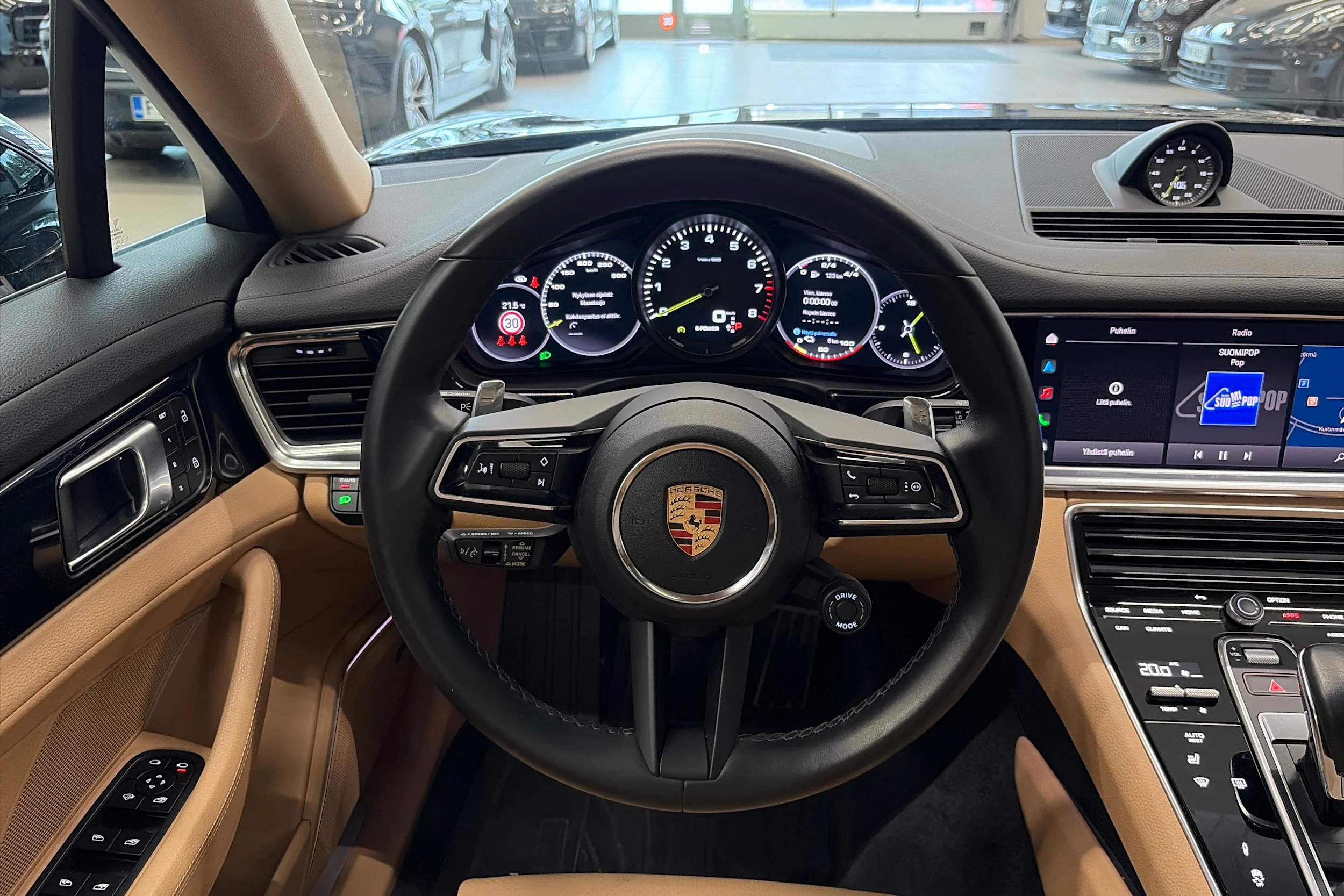 musta Porsche Panamera 2022 kuva 18.