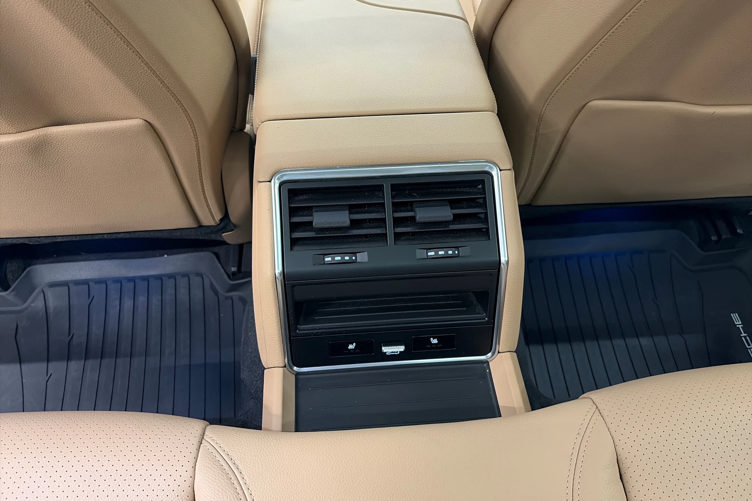 musta Porsche Panamera 2022 kuva 26.