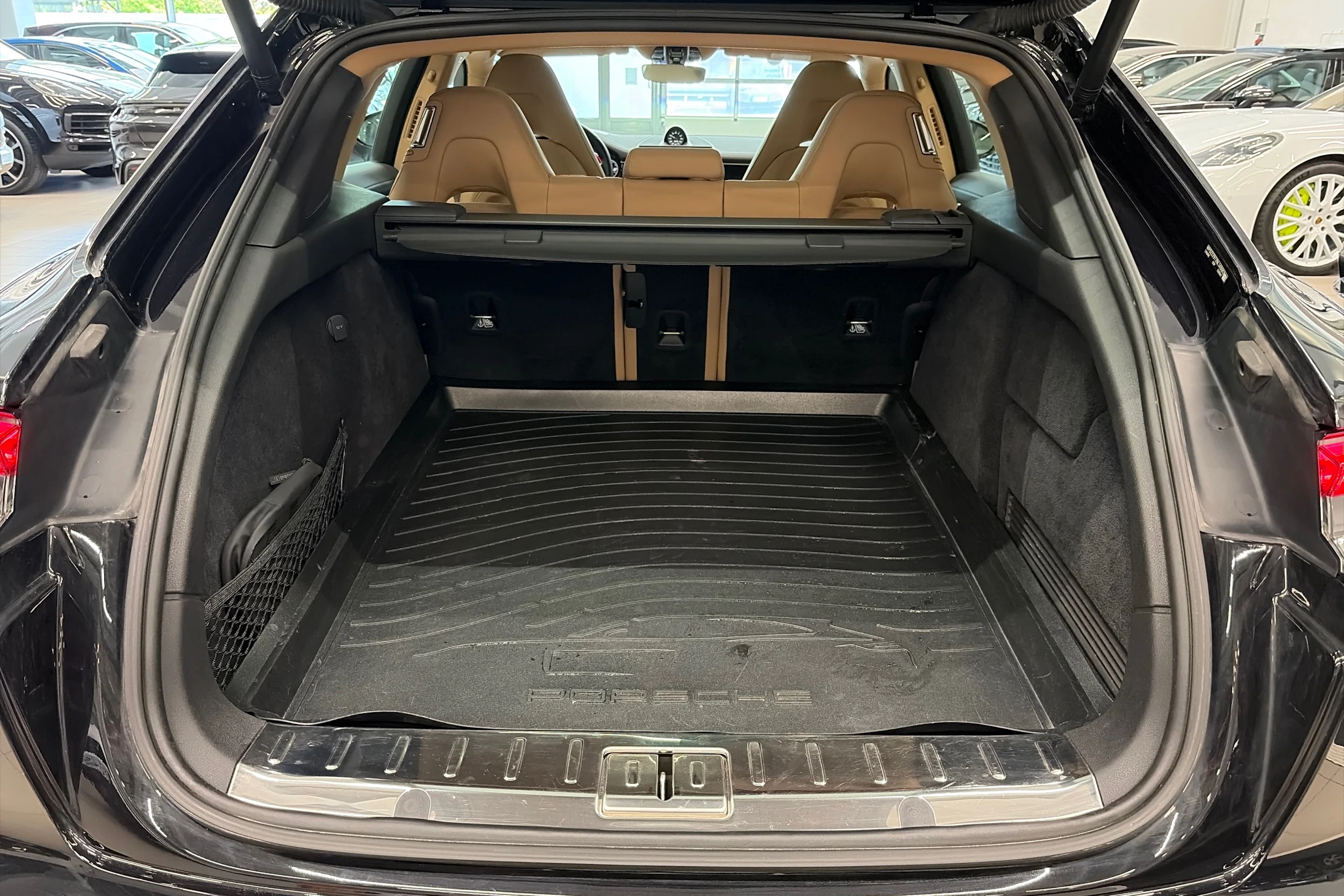 musta Porsche Panamera 2022 kuva 27.