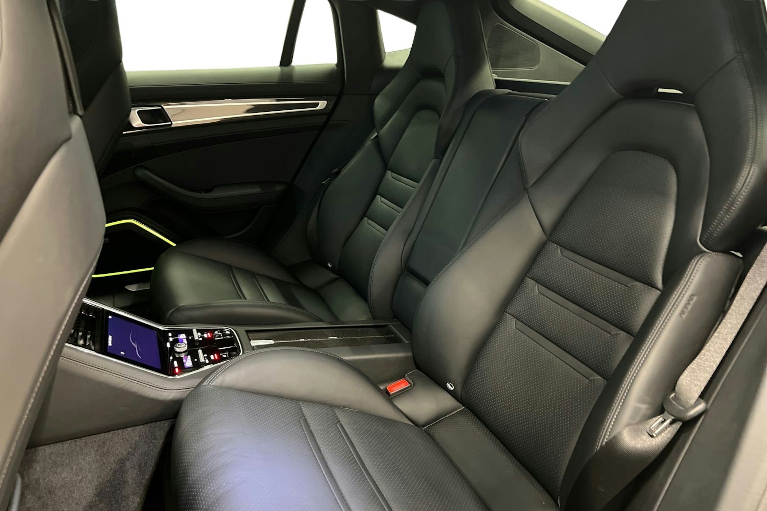 Musta Porsche Panamera 2022 kuva 8.