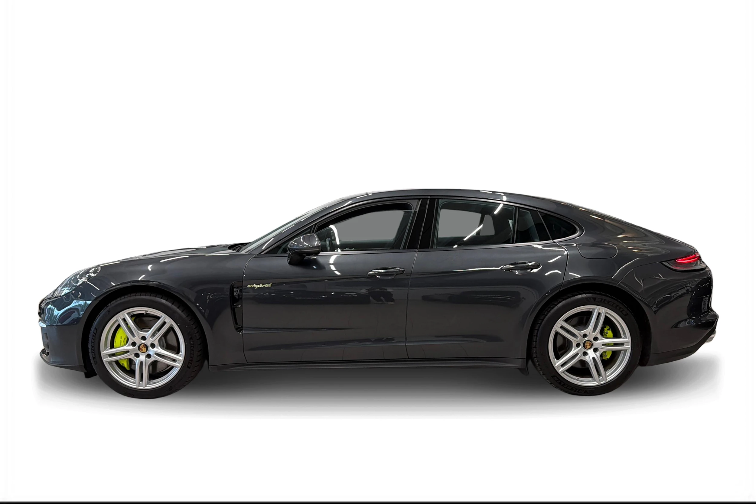 harmaa Porsche Panamera 2022 kuva 5.
