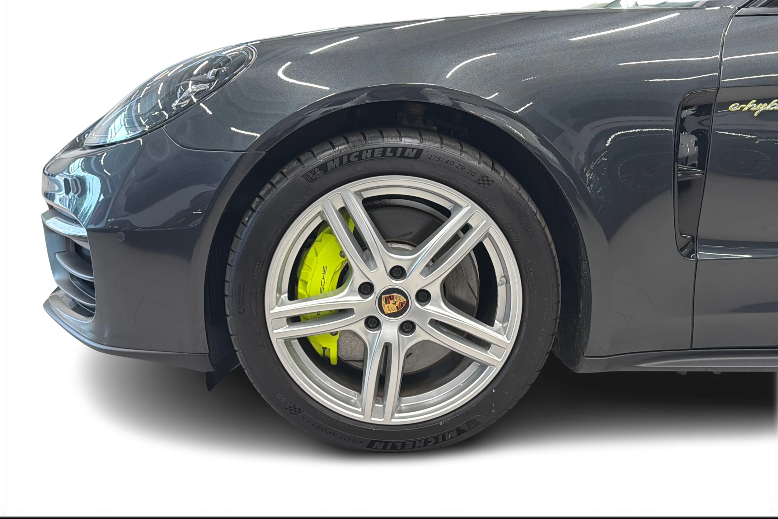 harmaa Porsche Panamera 2022 kuva 8.