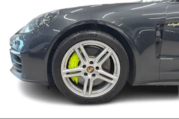 harmaa Porsche Panamera 2022 kuva 8.