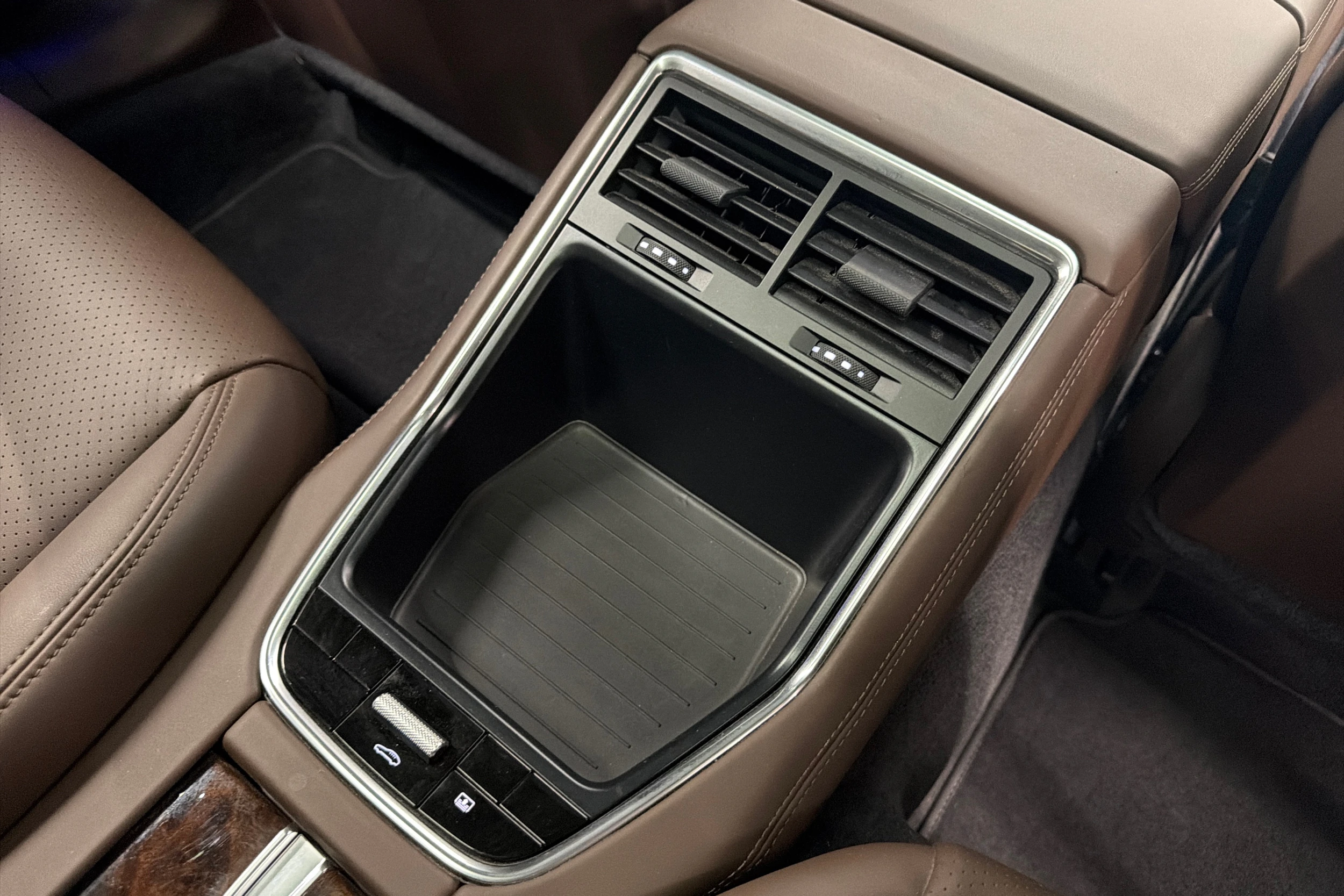 harmaa Porsche Panamera 2022 kuva 14.