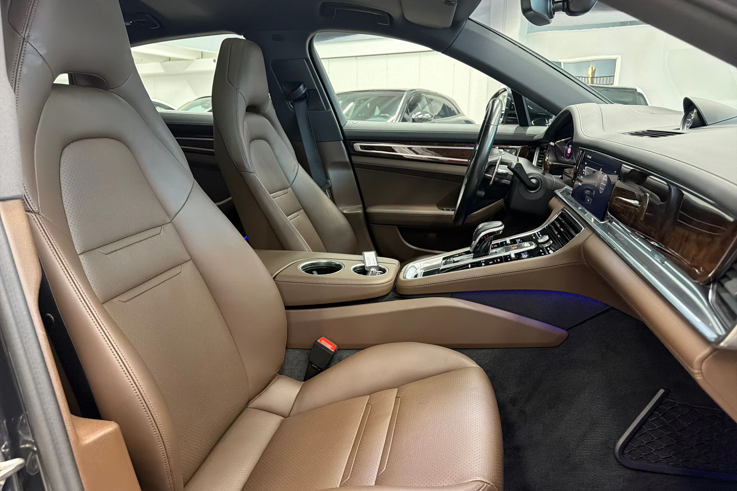 harmaa Porsche Panamera 2022 kuva 16.