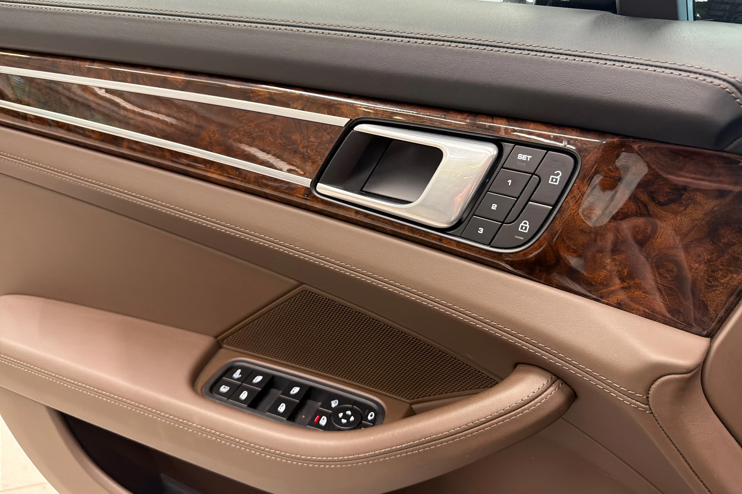 harmaa Porsche Panamera 2022 kuva 17.