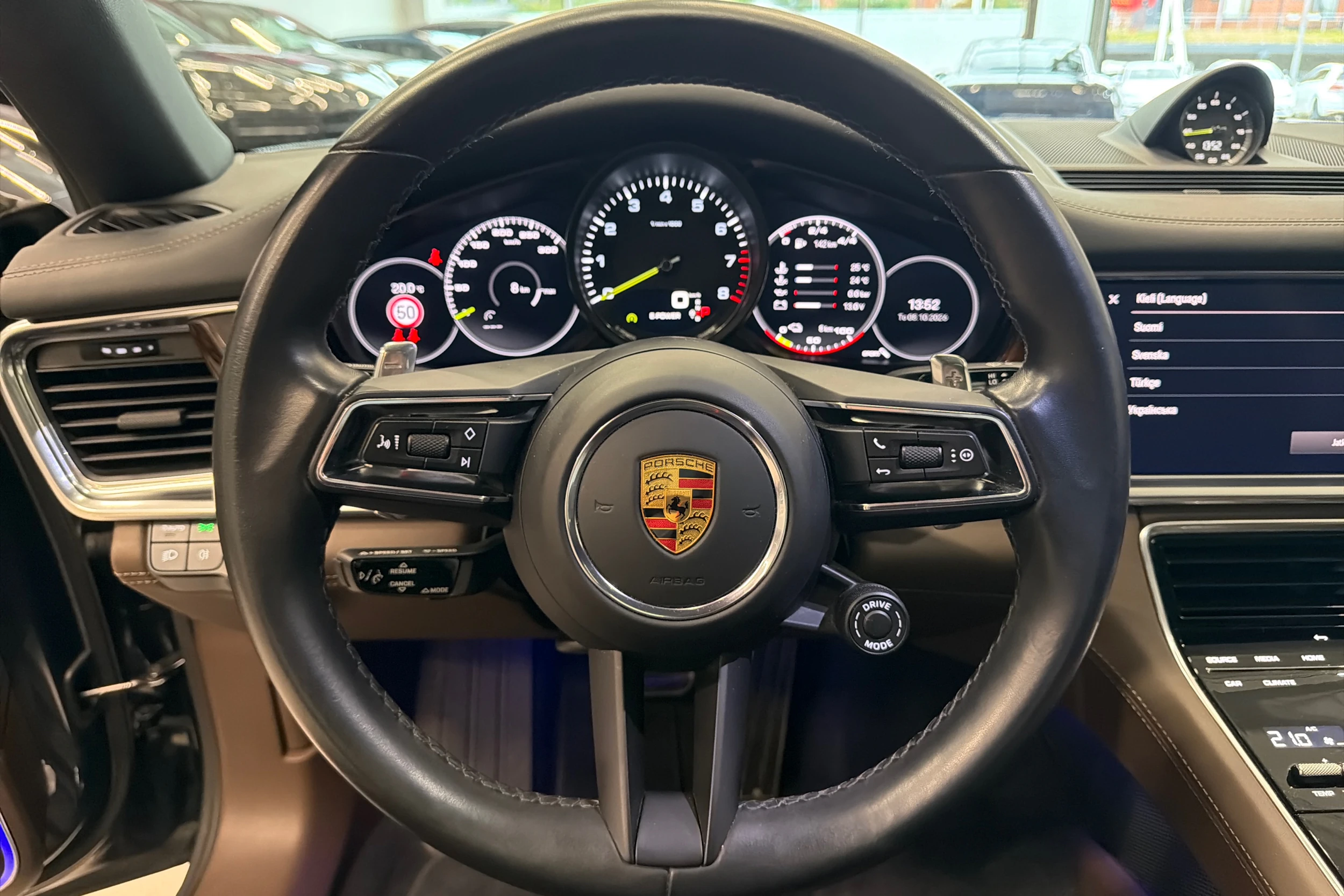 harmaa Porsche Panamera 2022 kuva 18.