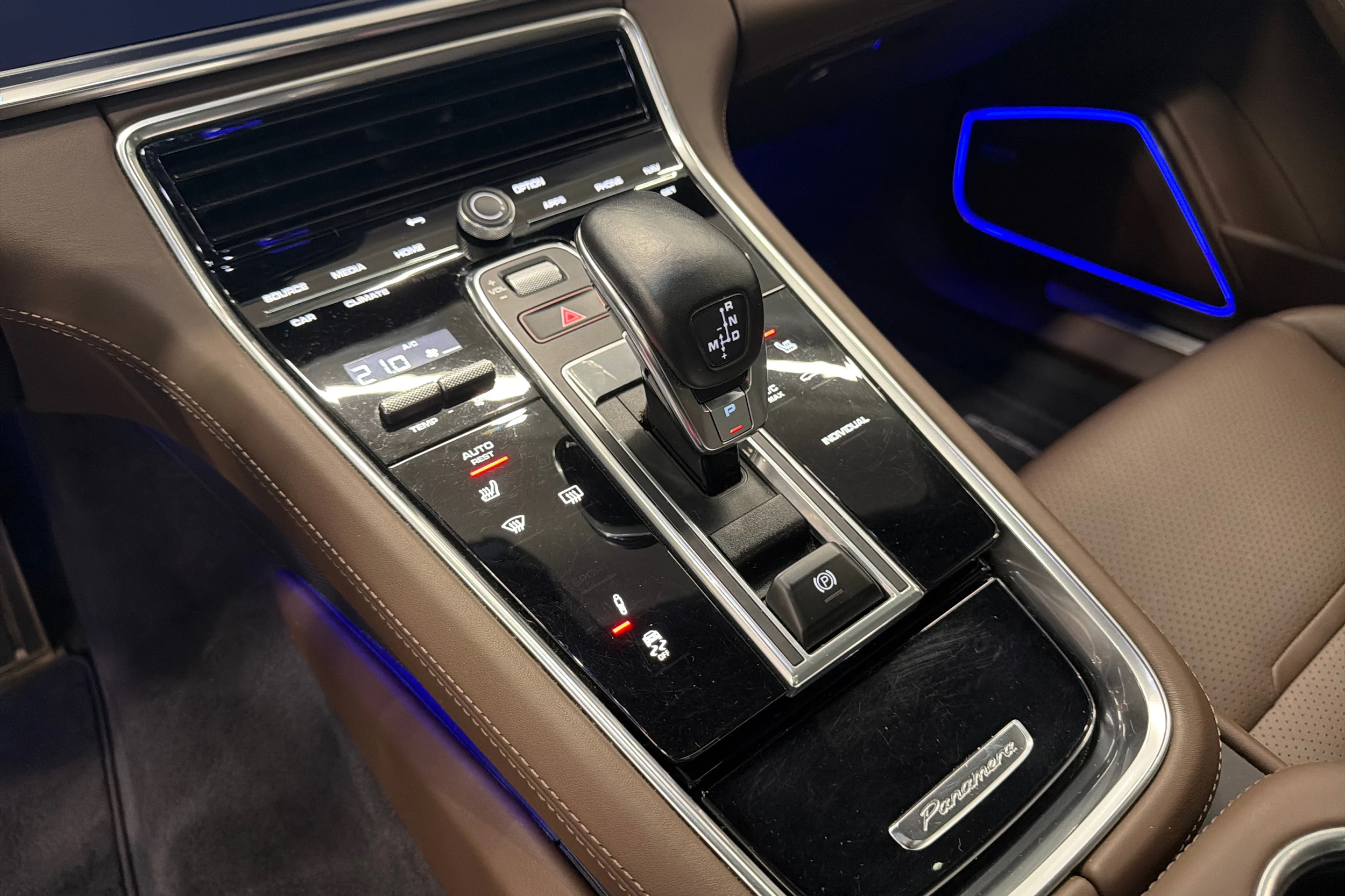 harmaa Porsche Panamera 2022 kuva 21.