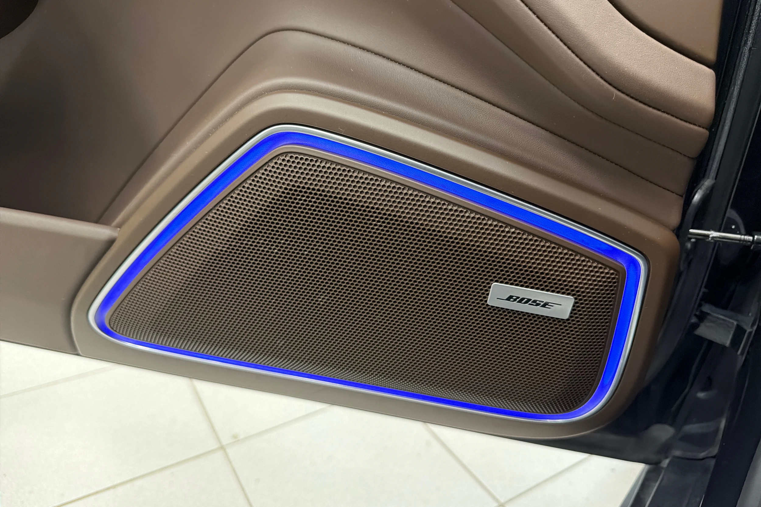 harmaa Porsche Panamera 2022 kuva 24.