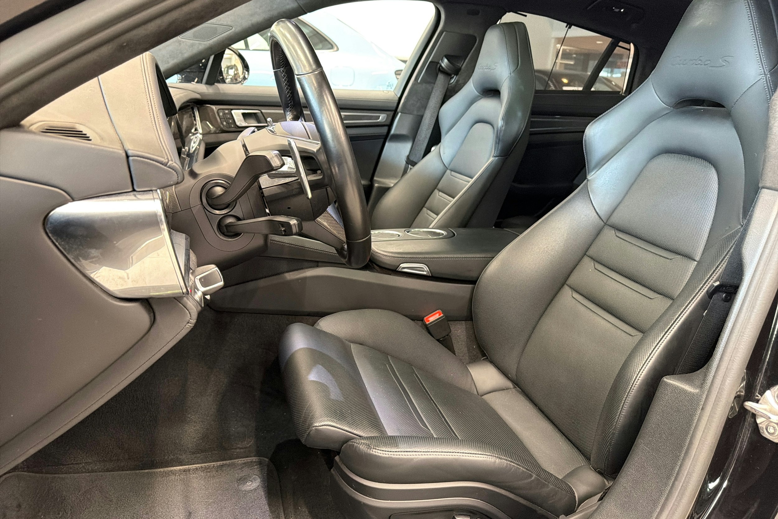 Musta Porsche Panamera 2022 kuva 9.