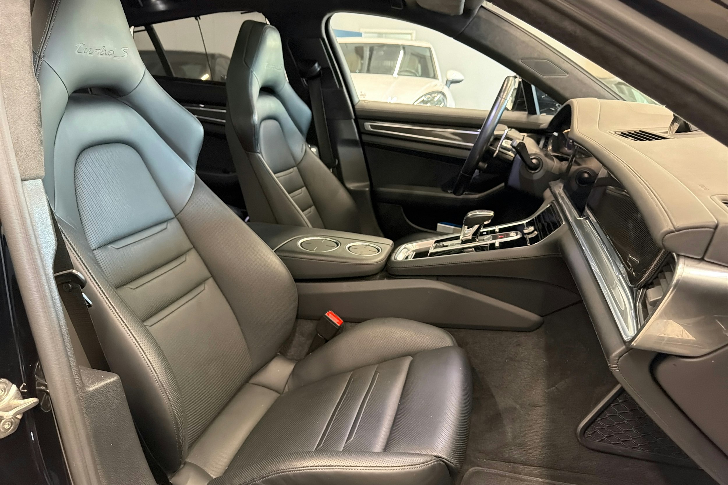 Musta Porsche Panamera 2022 kuva 11.