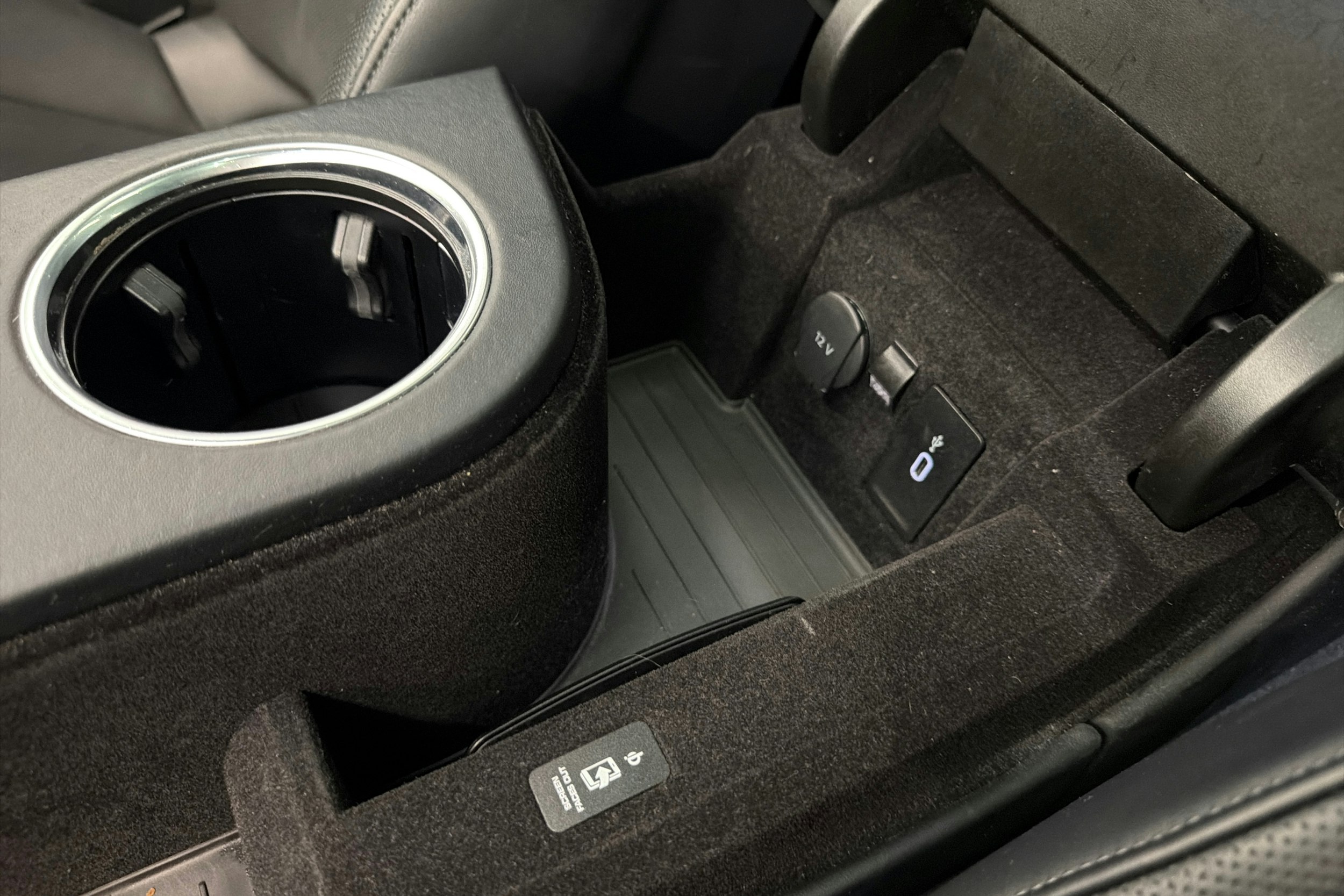 Musta Porsche Panamera 2022 kuva 28.