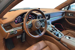 Harmaa Porsche Panamera 2023 kuva 6.