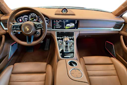 Harmaa Porsche Panamera 2023 kuva 7.