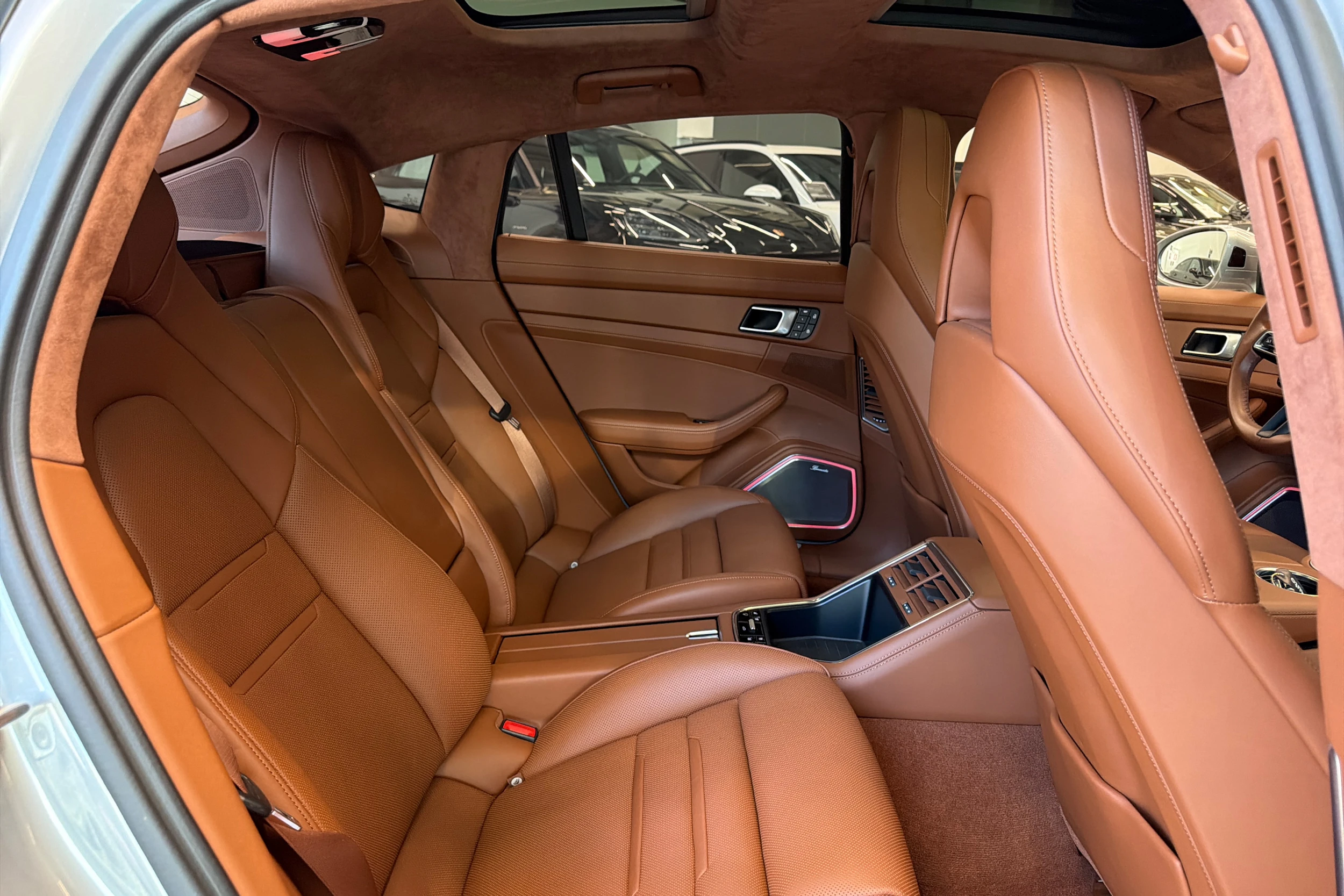 Harmaa Porsche Panamera 2023 kuva 13.