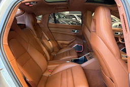 Harmaa Porsche Panamera 2023 kuva 13.
