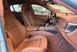 Harmaa Porsche Panamera 2023 kuva 14.